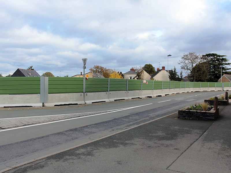 Barrière de sécurité KLOSTAB - Clôture d'un chantier en bardage tôle vu de la rue secteur Angers (49)