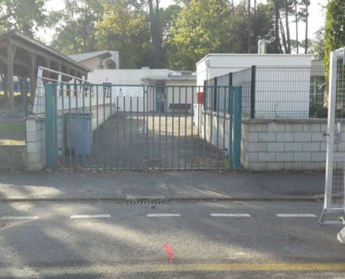 KLOSTAB - Barrières et portail installés en face de l'entrée de l'école à St Brévin les Pins