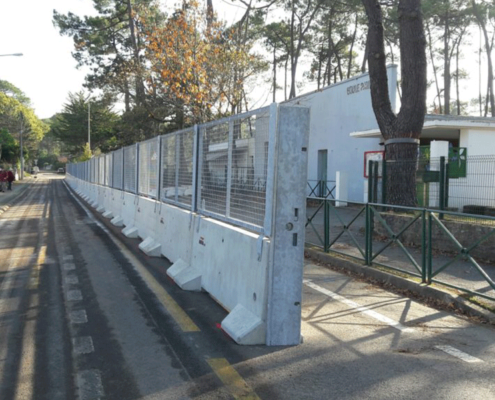 KLOSTAB - Barrières et portail installés en face de l'entrée de l'école à St Brévin les Pins